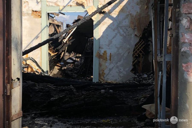 Ночью в Покровске горело здание бывшей школы (добавлено видео)