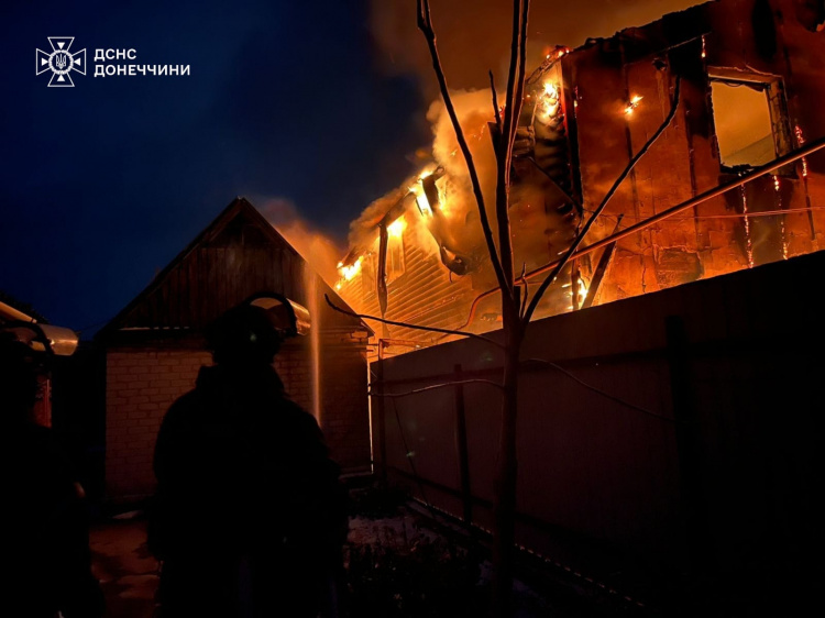 Пожежа від влучання ворожого дрона повністю знищила будинок у Покровську