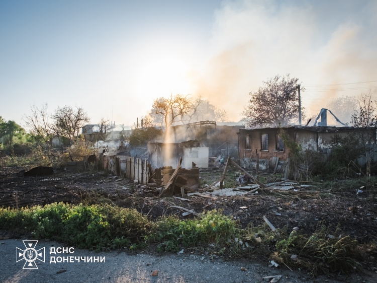 У Добропіллі рятувальники ліквідували масштабну пожежу на місці ворожого обстрілу