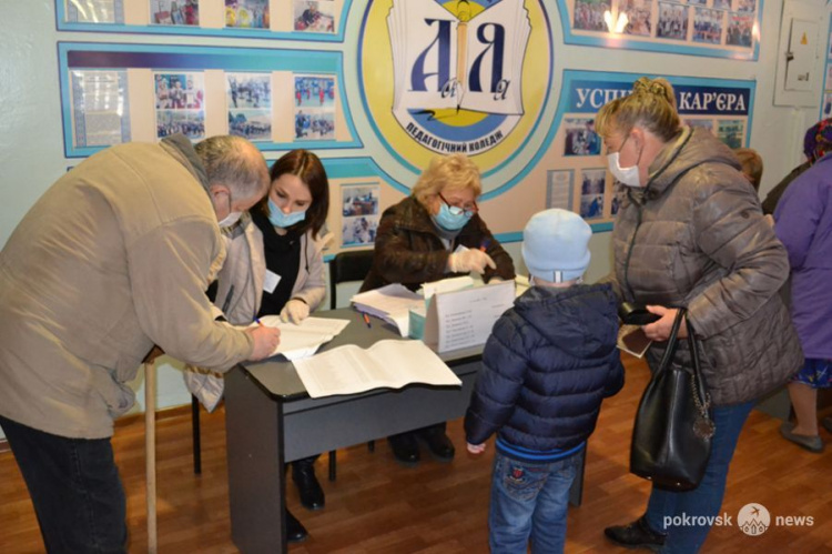 Один из избирательных участков в Покровске открылся с 45-минутным опозданием