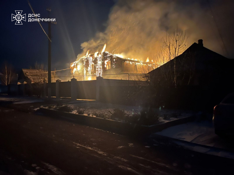 Пожежа від влучання ворожого дрона повністю знищила будинок у Покровську