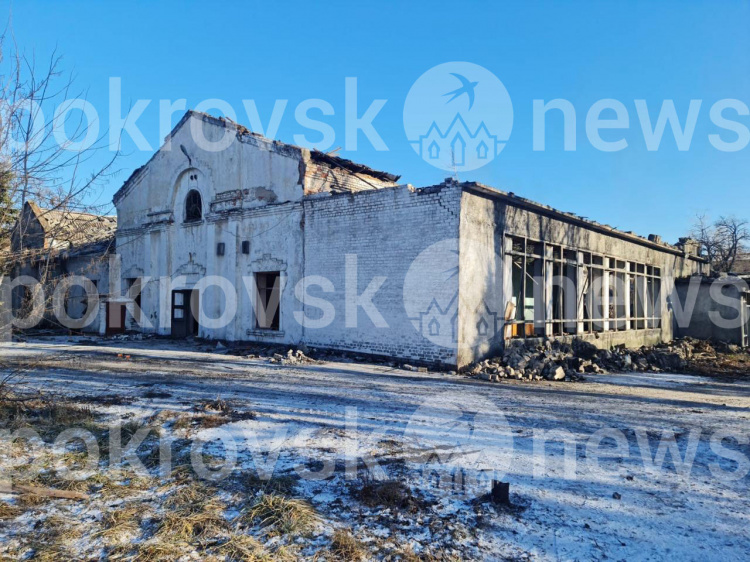 Обстріл Покровського району: в Мирнограді знищено заклад культури, в Селидовому - логістичну компанію