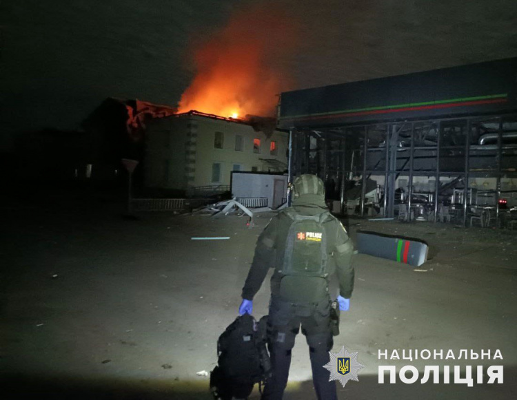 Поранена людина, понад 60 руйнувань за ніч: у поліції повідомили про наслідки російських атак