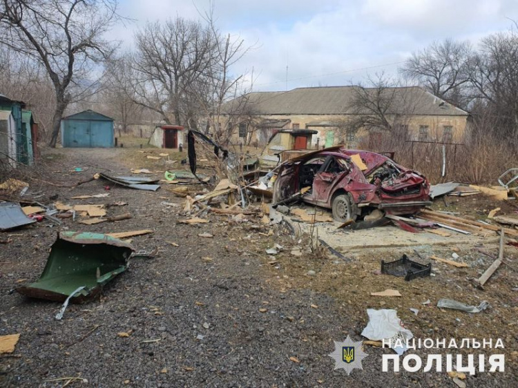 Ворог поцілив у домівки, лікарню, банк і готель: поліція задокументувала 21 удар по Донеччині