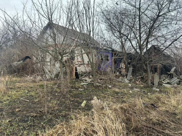 Одна людина загинула, четверо поранені через масовані обстріли Донеччини 24 березня