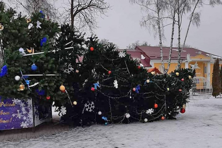 У Хмельницькій області «здуло» головну ялинку міста