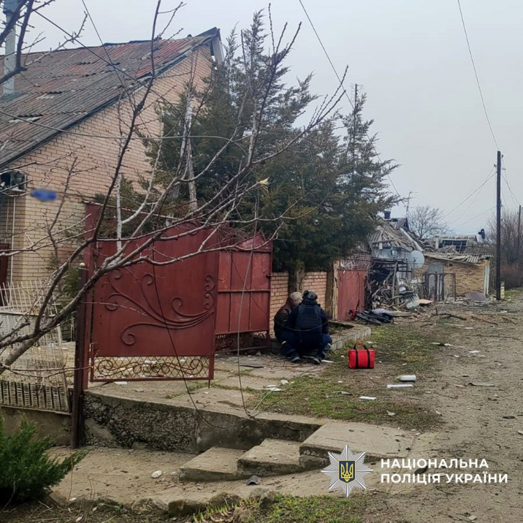 Одна людина загинула, четверо поранені через масовані обстріли Донеччини 24 березня