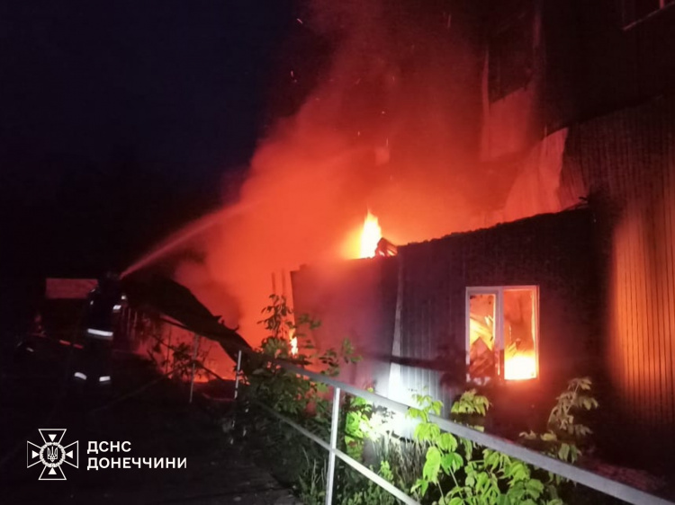 У Родинському та Добропільській ТГ рятувальники ліквідували пожежі, які виникли внаслідок обстрілів