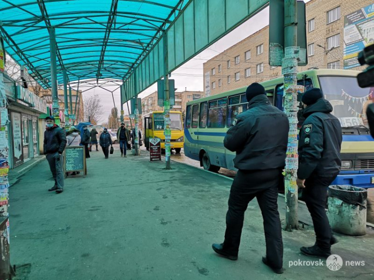 Сотрудники полиции проверяют соблюдение масочного режима в Покровске