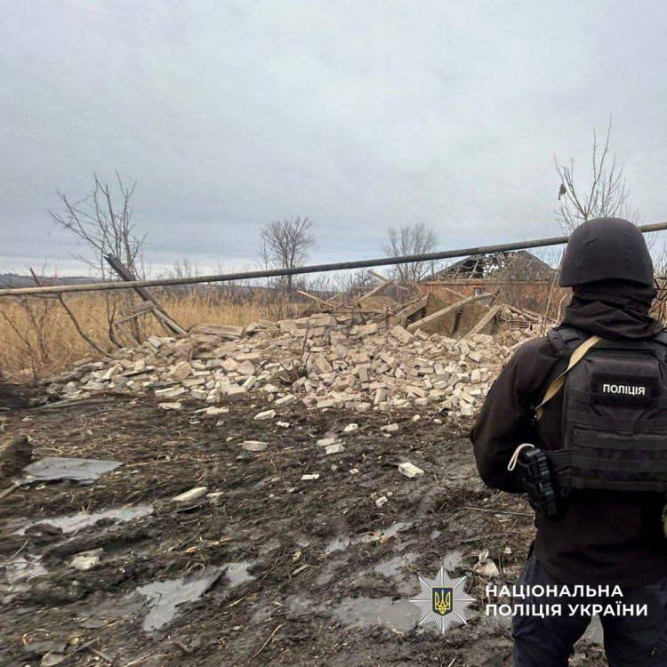Одна людина загинула, четверо поранені через масовані обстріли Донеччини 24 березня