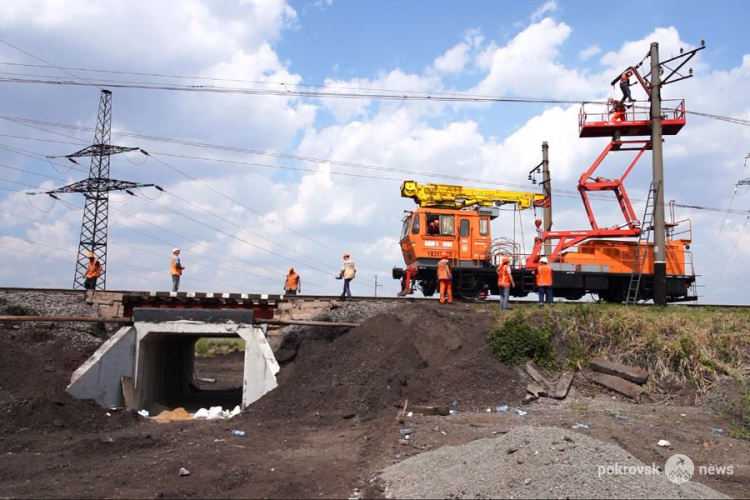 Рядом с Покровском восстанавливают мост, пострадавший от взрыва в 2014 году