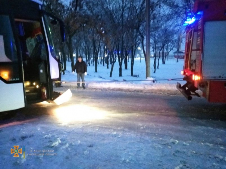 Протягом доби рятувальники Донеччини десятки разів визволяли автомобілі зі снігових заметів