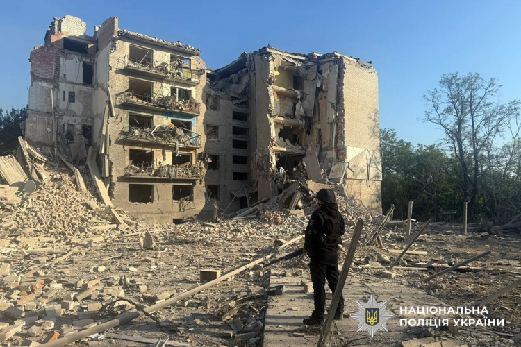 За добу ворог обстріляв 12 населених пунктів Донеччини: три людини загинули, шестеро зазнали поранень
