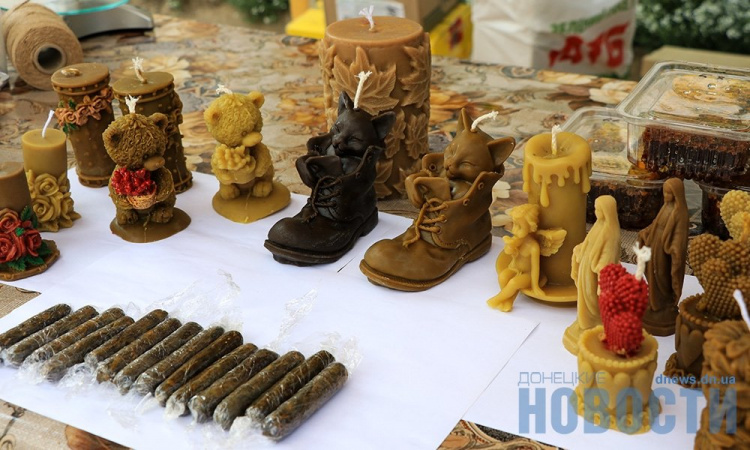 «Святой» мед и монастырские цветы: В Святогорской Лавре проходит ярмарка