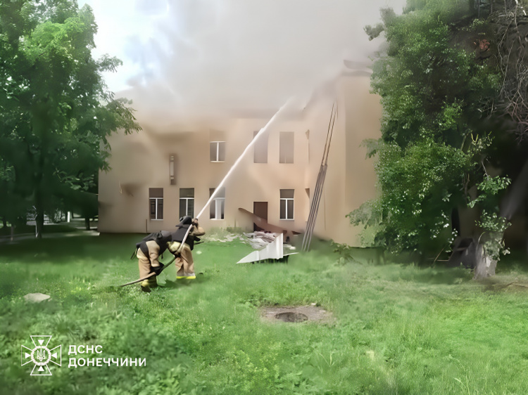 Ліквідацію наслідків обстрілів Родинського показали в ДСНС