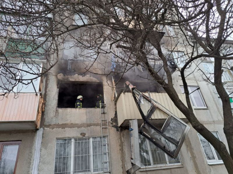 Рятувальники повідомили подробиці вчорашньої пожежі в мікрорайоні «Лазурний»