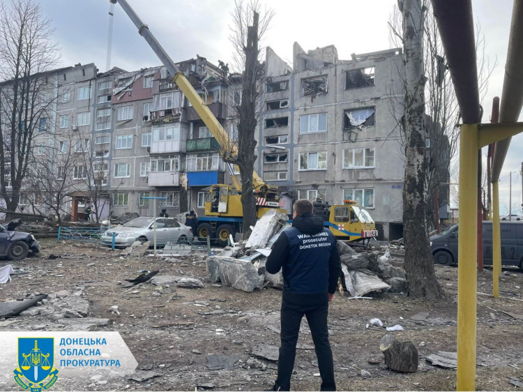 Пошкоджено будинки, автомобілі та газопровід: деталі нічного обстрілу Мирнограда
