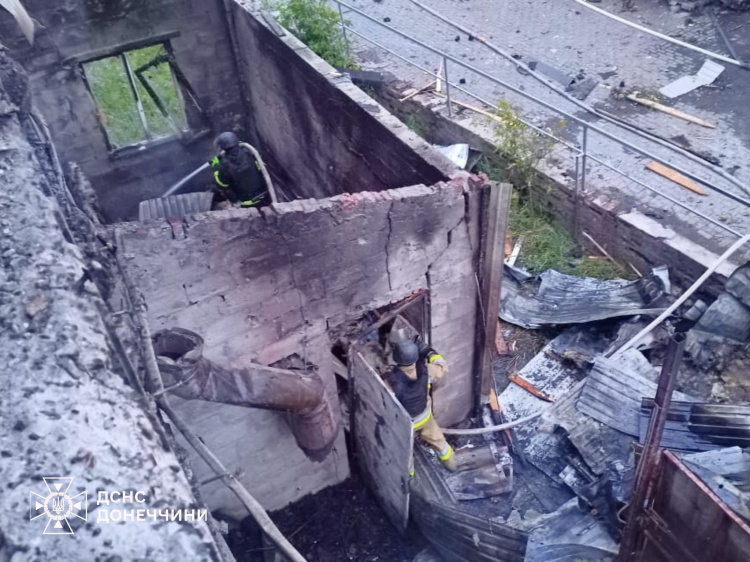 У Родинському та Добропільській ТГ рятувальники ліквідували пожежі, які виникли внаслідок обстрілів