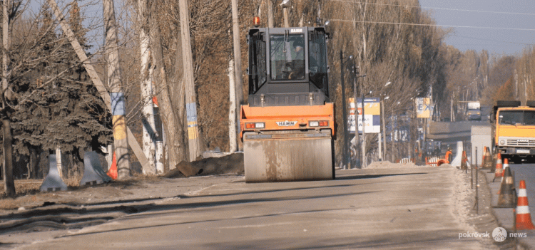 Возобновился ремонт улицы Шоссейной в Покровске