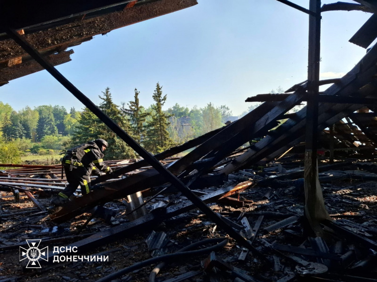 Ліквідацію наслідків обстрілів Родинського показали в ДСНС