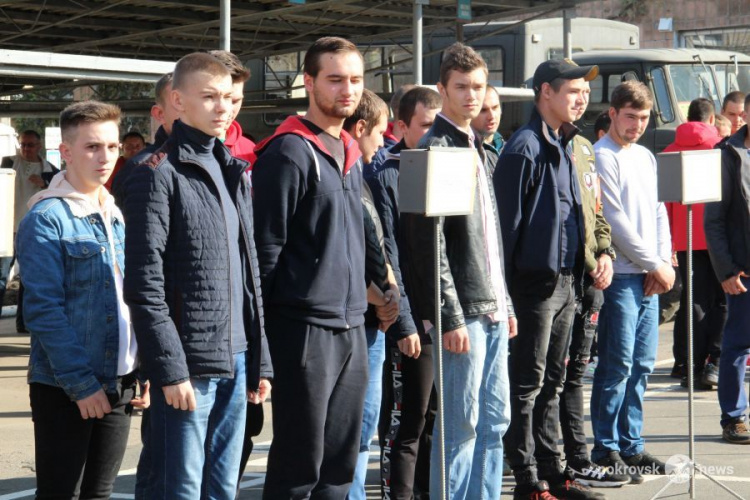 В Покровске торжественно проводили на воинскую службу молодых призывников