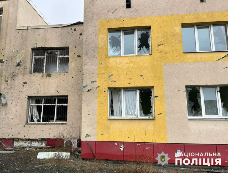 У Мирнограді пошкоджено гімназію, у Звіровому будинки: ворожі війська продовжують обстріл Донеччини