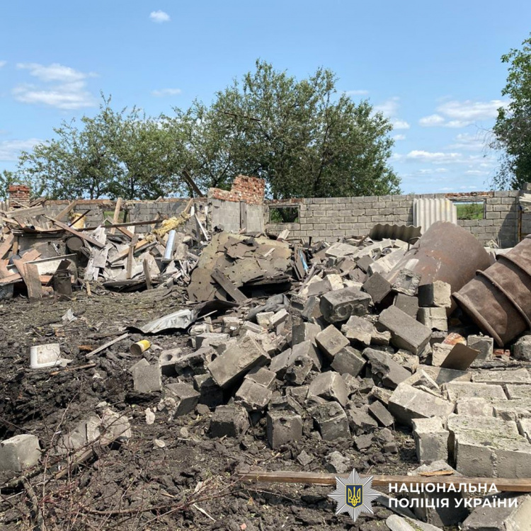 Скинуті на Мирноград авіабомби та спрямовані на цивільних 35 БпЛА: у поліції повідомили про обстріли Донеччини 5 червня