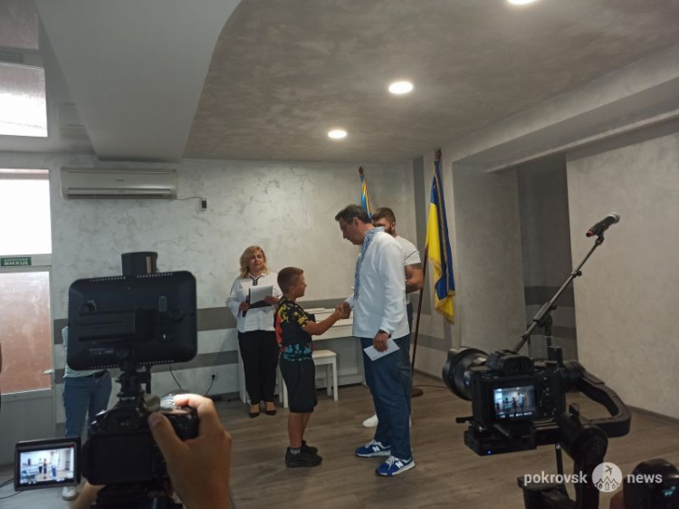 В Покровске прошла благотворительная акция «Соберем ребенка героя в школу!»
