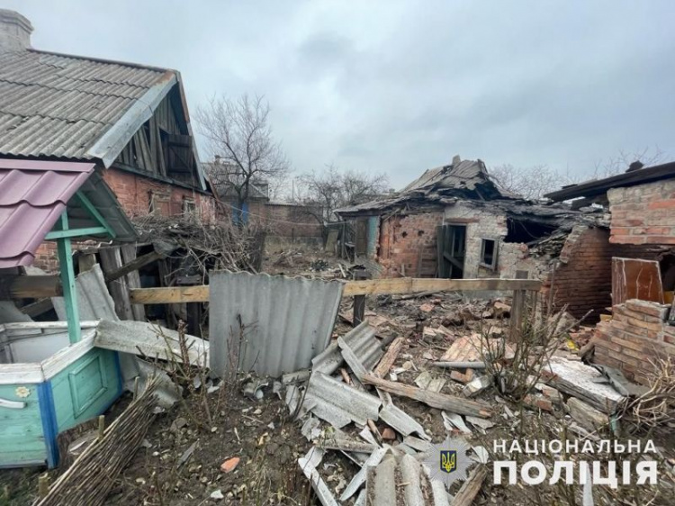 Ворог поцілив у домівки, лікарню, банк і готель: поліція задокументувала 21 удар по Донеччині