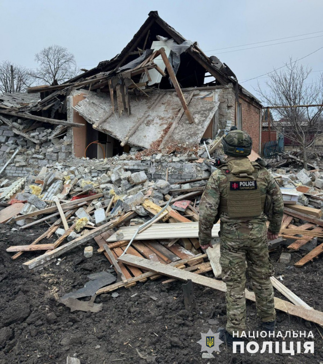 Загиблий і 12 поранених: ворог продовжує засипати Донеччину авіабомбами