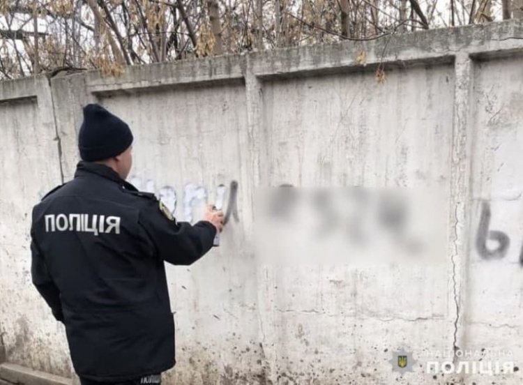 У Покровському районі поліцейські протидіють вуличній рекламі наркотиків
