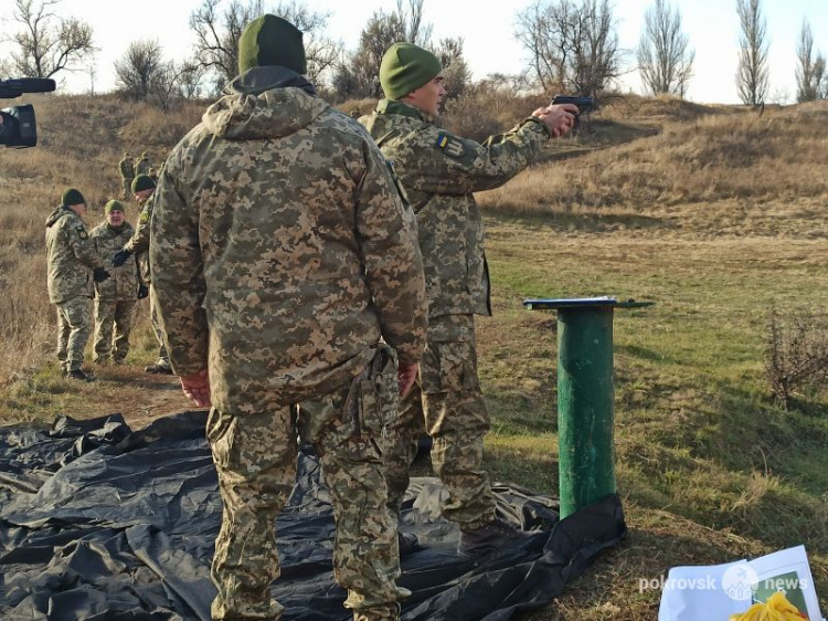 Військовослужбовці Покровського РТЦК та СП вправлялися у вогневій підготовці