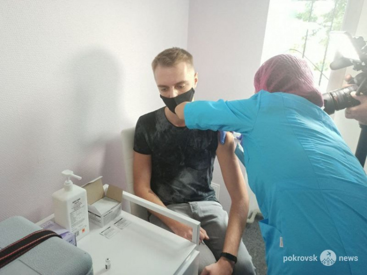 В Покровске продолжается вакцинация педагогов от COVID-19