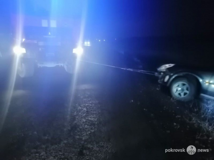 В Покровске спасатели вытягивали из кювета автомобиль