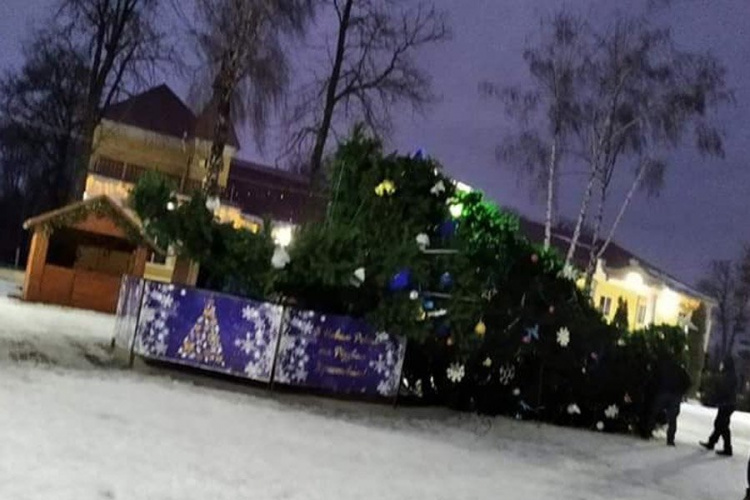 У Хмельницькій області «здуло» головну ялинку міста