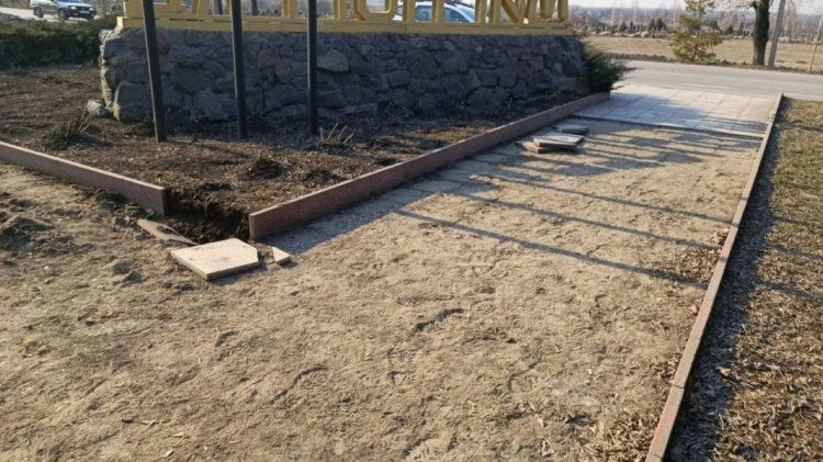 В Мирнограде украли тротуарную плитку со стелы на въезде в город со стороны Покровска