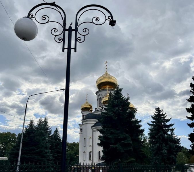 Комунальники відновили пошкоджені ліхтарі у Покровську