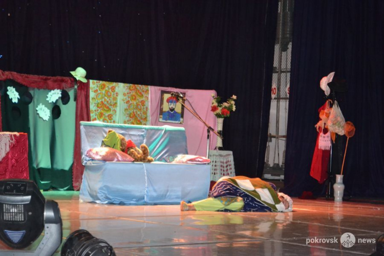По инициативе Красного Креста в Покровске прошел спектакль для детей «Ай, да Мицик»