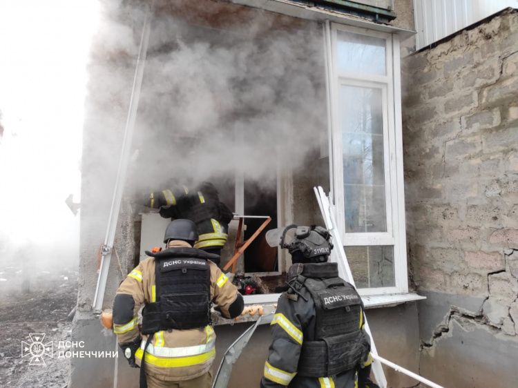 У Покровську рятувальники ліквідували дві пожежі, що виникли внаслідок обстрілів