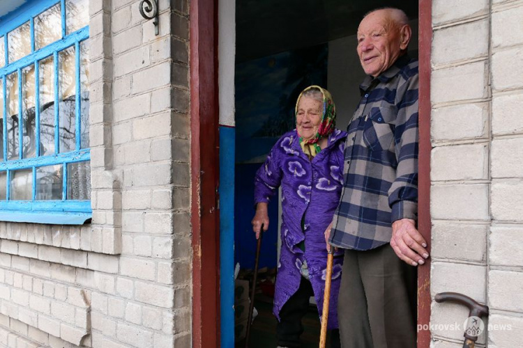 «Донецксталь», Фонд Рината Ахметова и БФ Вадима Новинского помогают одиноким пенсионерам оставаться дома во время карантина