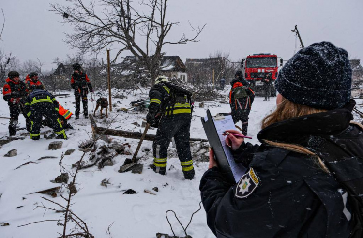 На місцях обстрілів у Покровську та Рівному завершено пошуково-рятувальні роботи