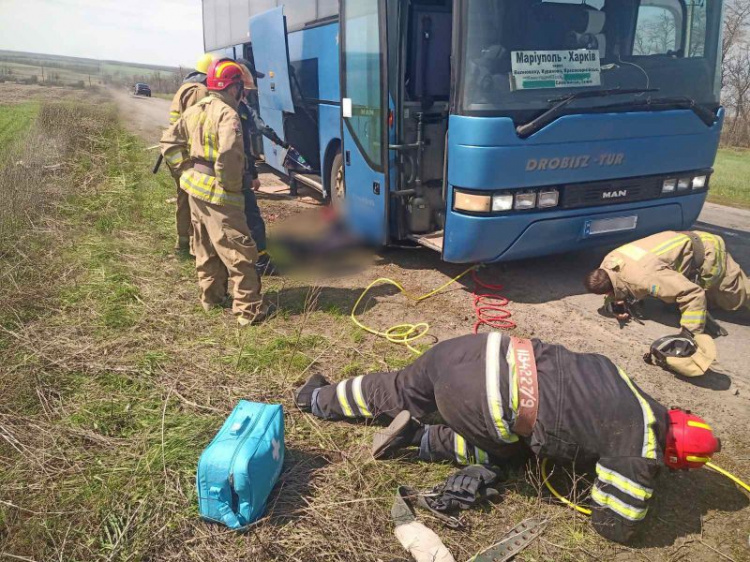 Придавив автобус: на Донеччині смертельно травмовано водія