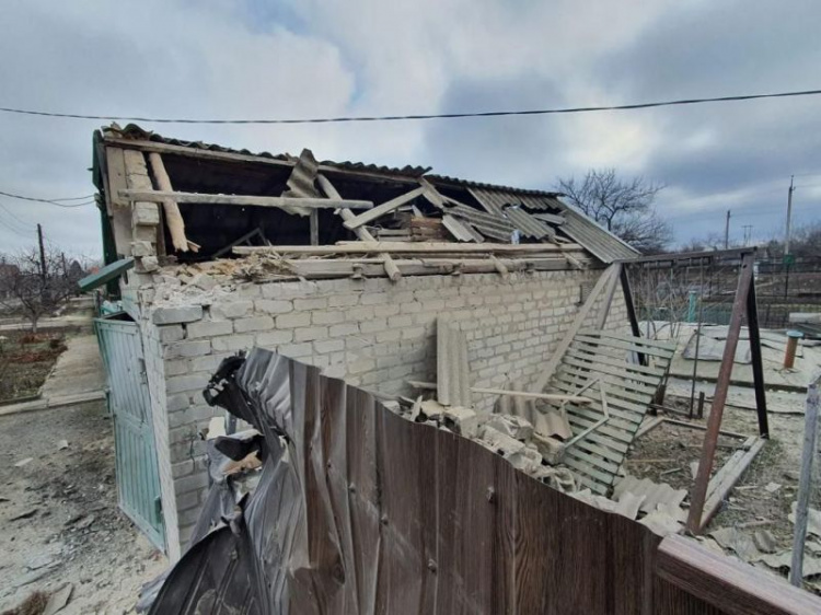 Ворог поцілив у домівки, лікарню, банк і готель: поліція задокументувала 21 удар по Донеччині