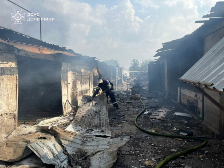 У Мирнограді внаслідок обстрілу спалахнула масштабна пожежа на ринку