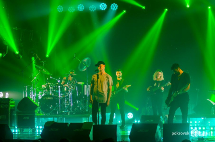 Музыкальный взрыв: с хитами из нового альбома в Покровске выступила группа «Бумбокс»