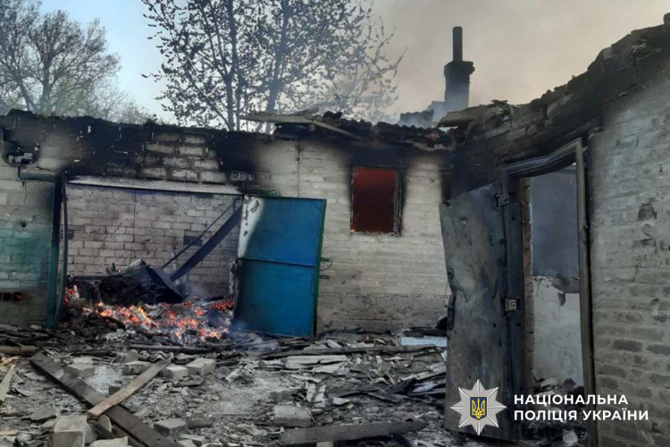 Дві людини загинули, три зазнали поранень через російські обстріли Донеччини 26 квітня