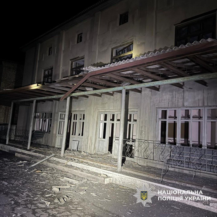 Одна людина загинула, четверо поранені через масовані обстріли Донеччини 24 березня