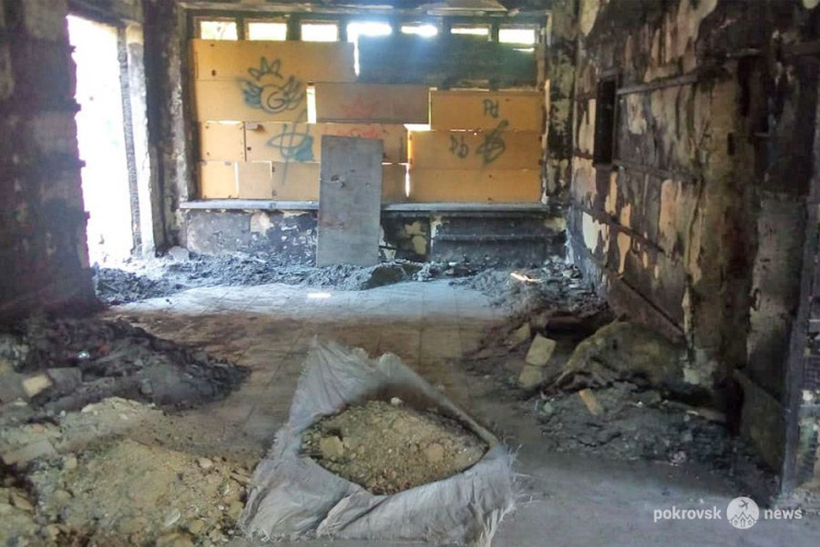 В сгоревшем кинотеатре «Мир» в Покровске ведутся подготовительные работы 