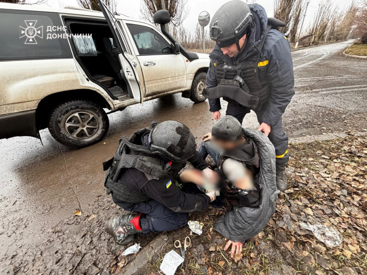 У Покровську рятувальники допомогли пораненому та локалізували пожежу, спричинену обстрілом