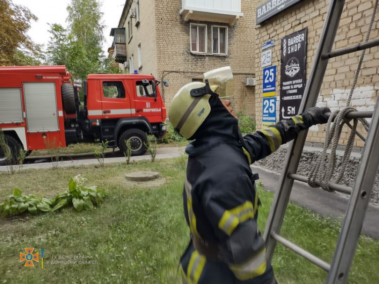 У Покровську рятувальники допомогли матері потрапити до маленької дитини